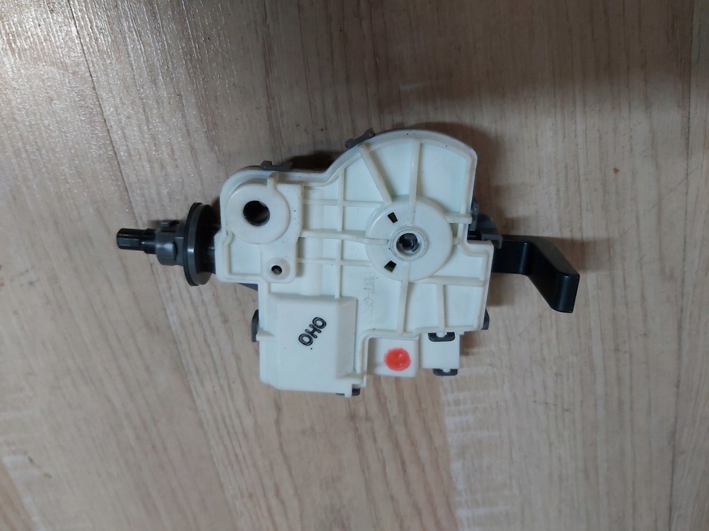 Toyota Rav4 V mechanizm klapki wlewu paliwa