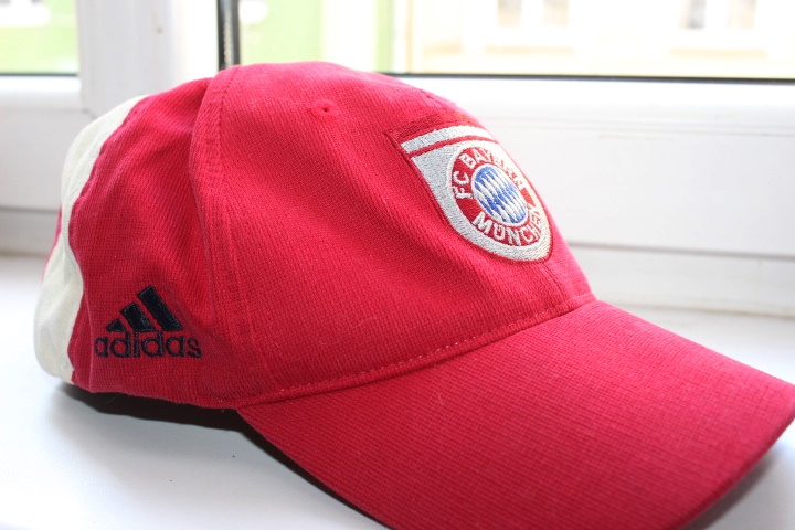 ADIDAS FC BAYERN MUNCHEN czapka z daszkiem