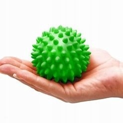 Piłeczka rehabilitacyjna z kolcami zielona 7 cm