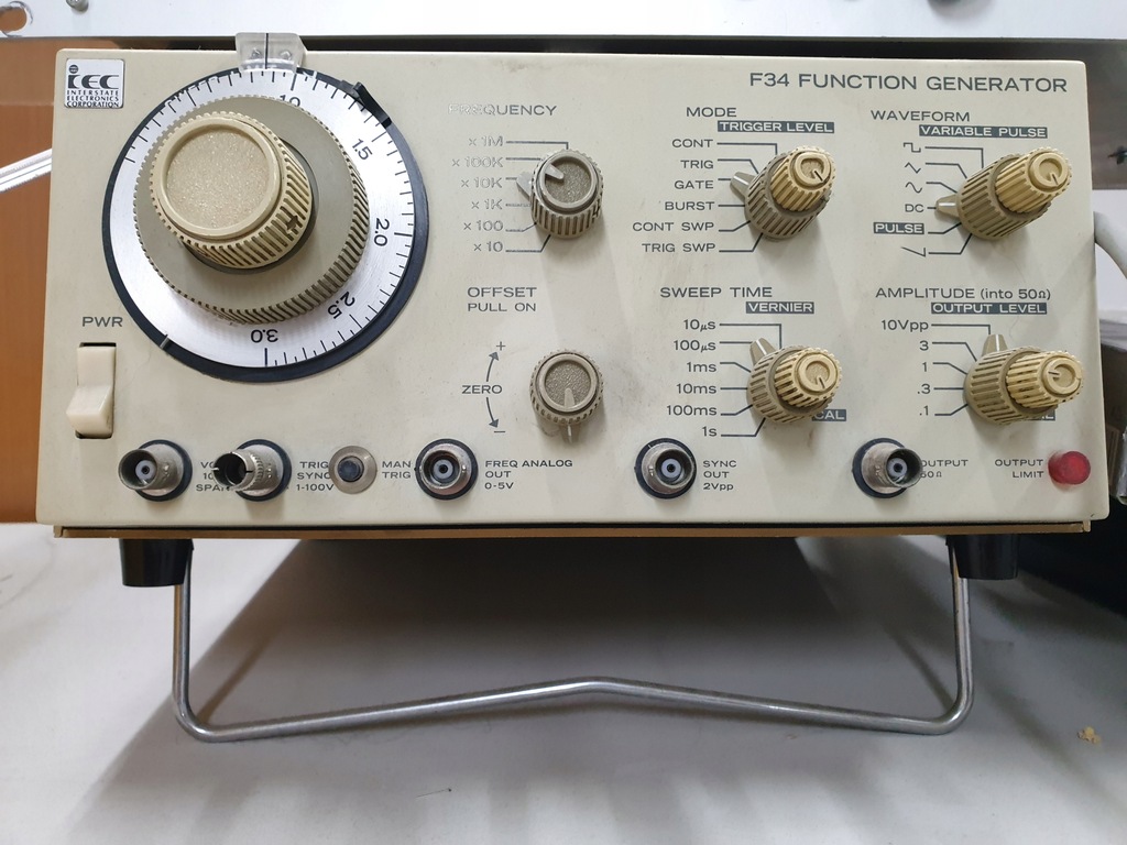 Generator funkcyjny IEC F34 0.03Hz - 3MHz