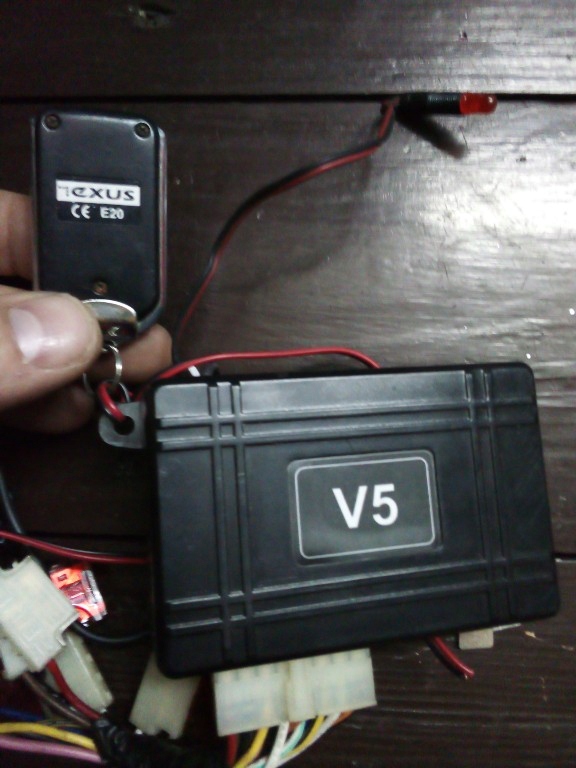 Autoalarm Exus E20 V5 z pilotem