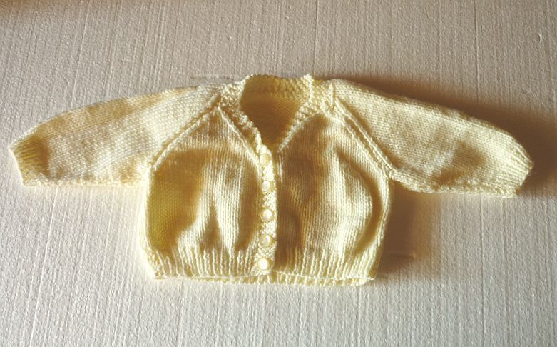 ręcznie wykonany rozpinany sweterek dla lalki