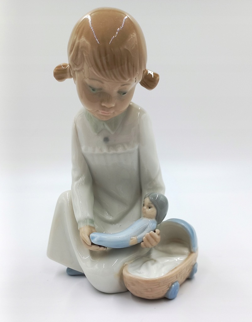 FIGURKA PORCELANA DZIEWCZYNKA Z LALKĄ KOŁYSKA NAO LLADRO SPAIN 15.5 cm