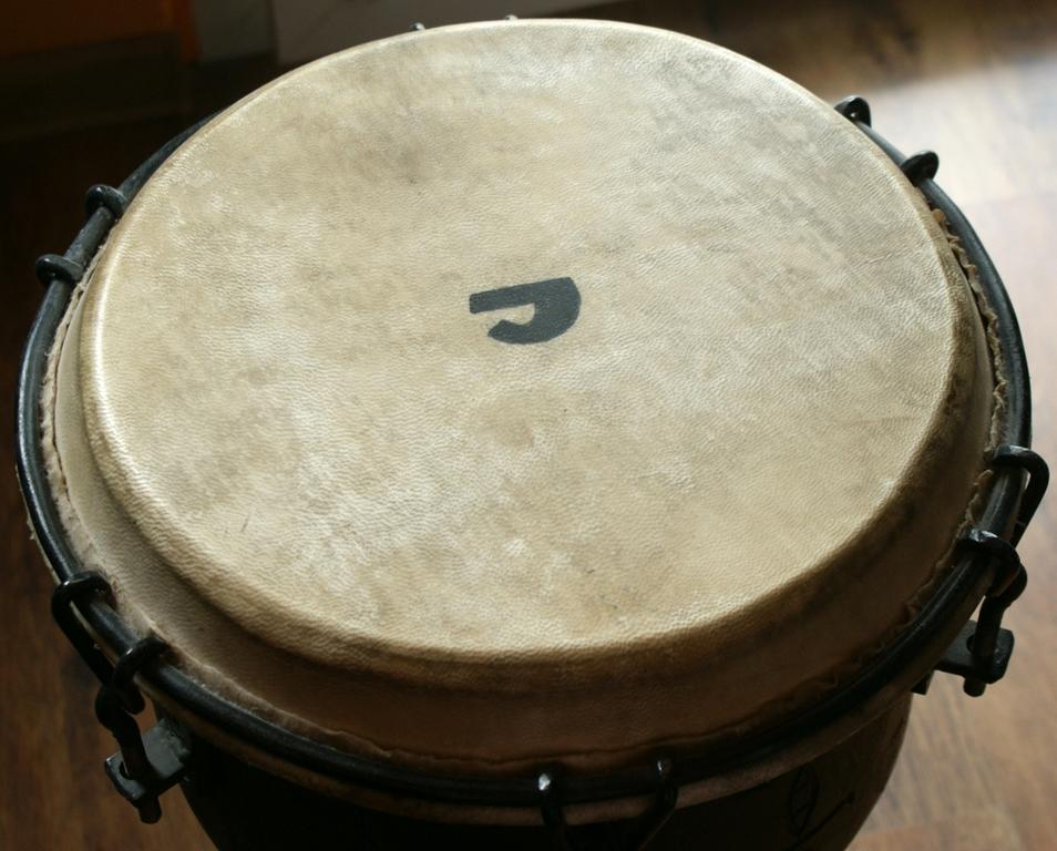 bęben Djembe rzeźbiony wysokość 60 cm, szer 30 cm