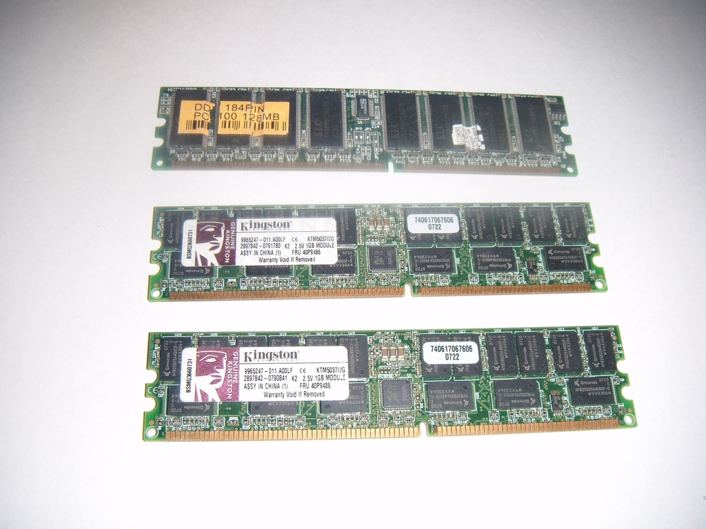 Pamięć RAM 2GB + 128 MB