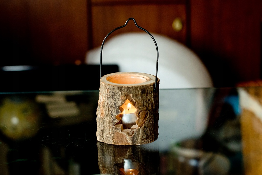 Szklany świecznik w drewnie