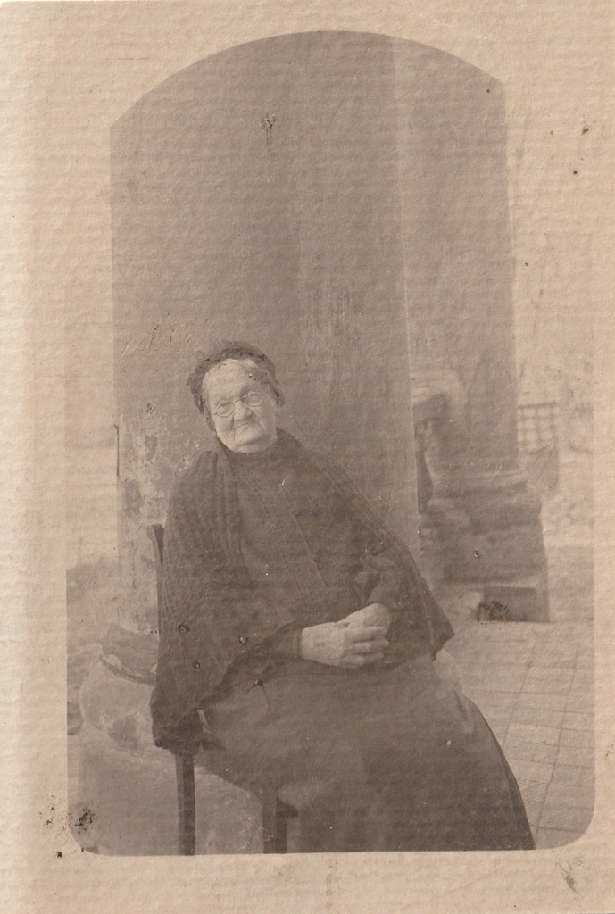 Starsza kobieta na tarasie pałacu - ok.1915 - brom