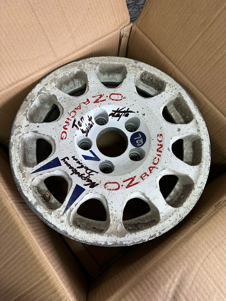 Felga ze Skody Fabii RS Rally 2 Rajdowego Mistrza Świata z jego autografem