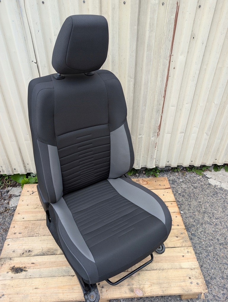 AURIS II FOTEL LEWY KIEROWCY wersja europejska