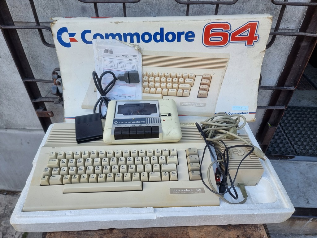Commodore 64 komputer zasilacz magnetofon kardridż