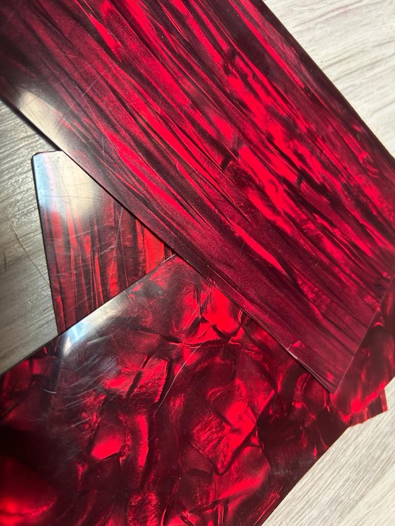 Ścinki celuloidu CZERWONA PERŁA 50g -1 szt.