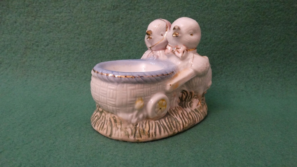 Śliczna, porcelanowa figurka kaczek z wózkiem