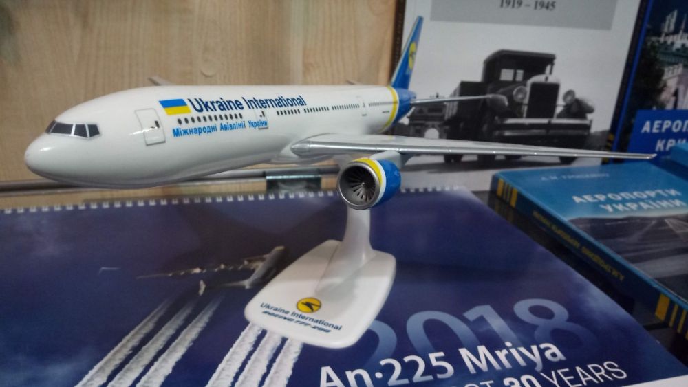 Купить Модель самолета Боинг 777-200 МАУ 1:200: отзывы, фото, характеристики в интерне-магазине Aredi.ru