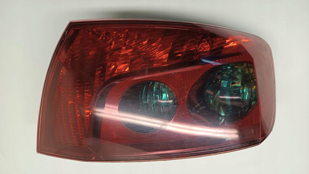 LAMPA WKŁAD WTYCZKA PRAWA PRAWY TYLNA TYŁ PEUGEOT 407 SEDAN EUROPA