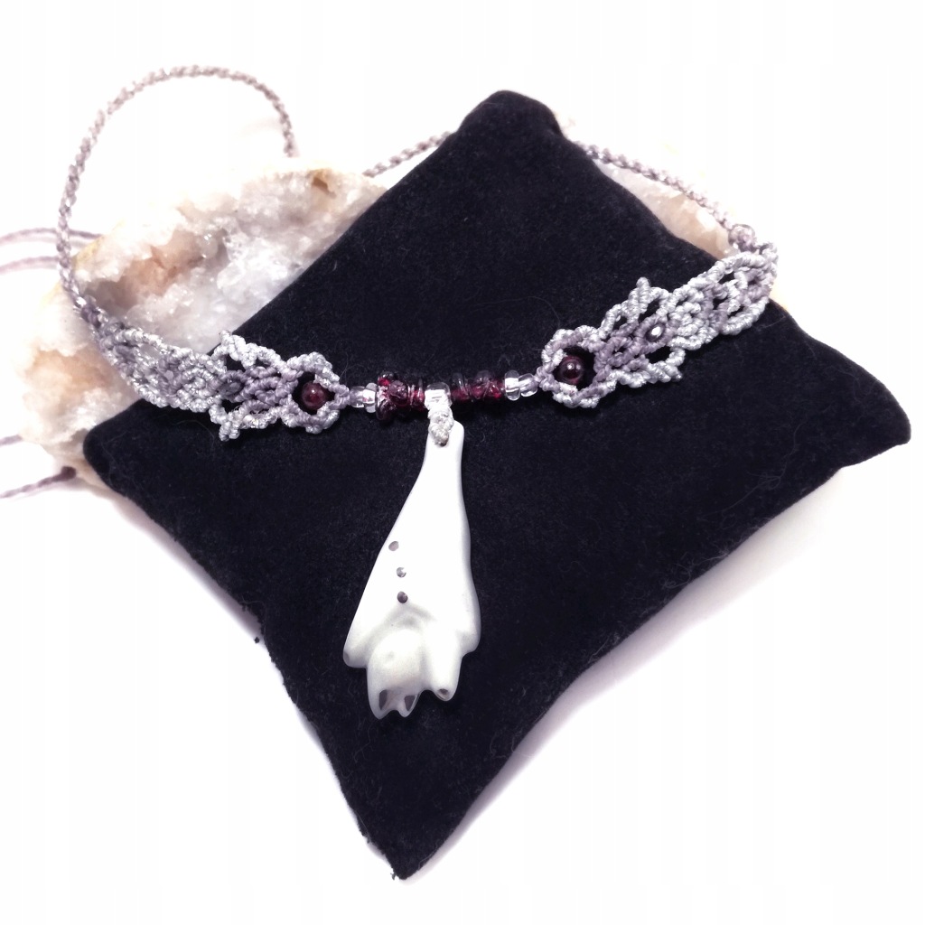 Srebrny Nietoperz porcelanowy z granatem w makramie kolia pleciona makrama