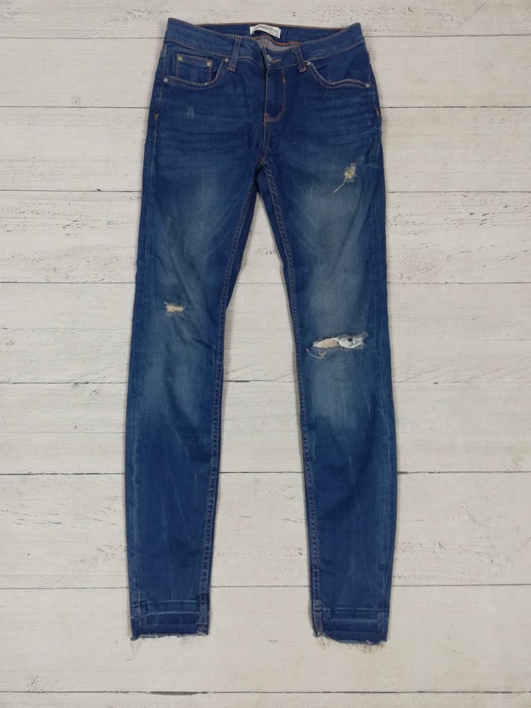 ZARA_damskie spodnie jeansowe z przetarciami_36