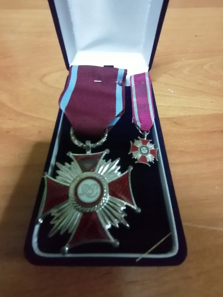 Srebrny Krzyż zasługi RP z miniaturką.