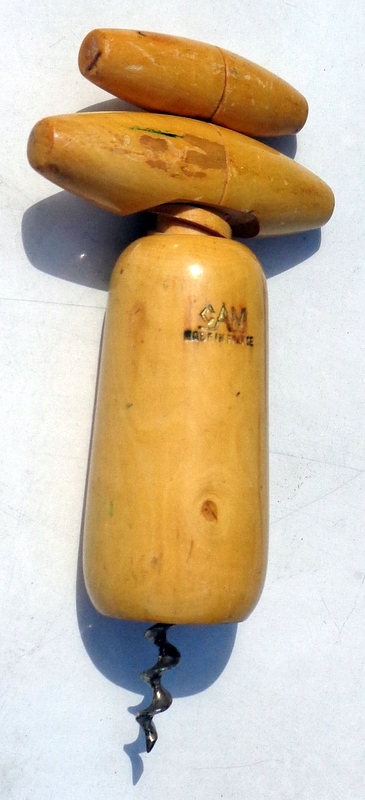 CAM - stary korkociąg z drewna.