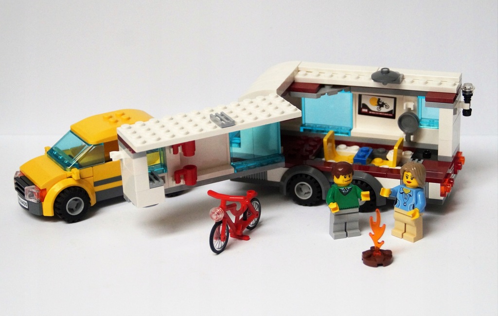 LEGO CITY_Samochód z przyczepą kempingową_4435