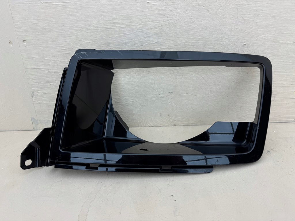 LAND ROVER DEFENDER 20R- RAMKA LAMPY OKULAR PRZÓD LEWY PRZEDNI L8B2-13C025