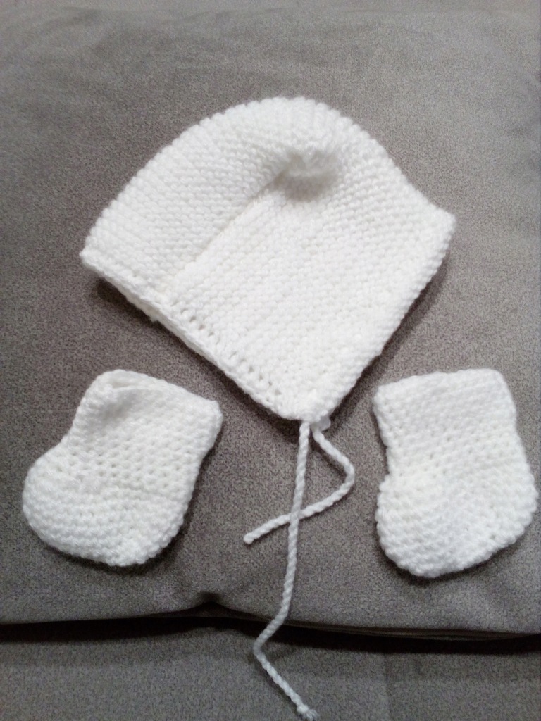 Czapeczka i buciki chrzest białe niemowlę handmade