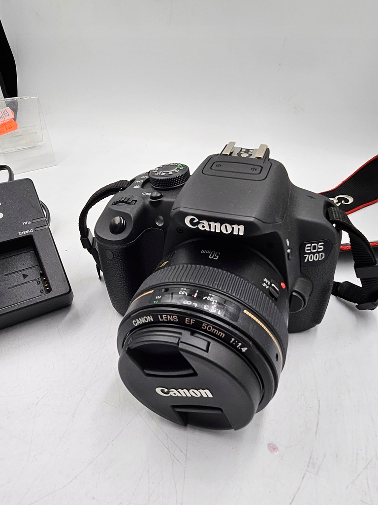 Lustrzanka Canon EOS 700D korpus + obiektyw
