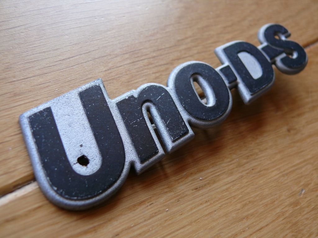 Napis - UNO DS emblemat, znaczek, stary FIAT mk1