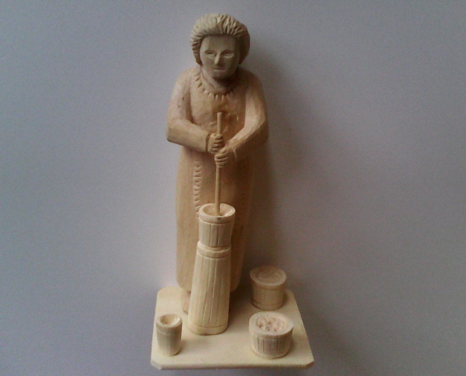Drewniana figurka - "Babcia robi masło"