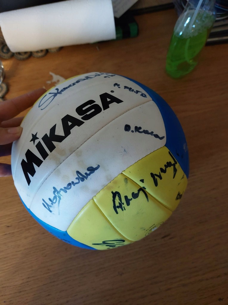 Piłka z autografami Złotek i trenera Niemczyka