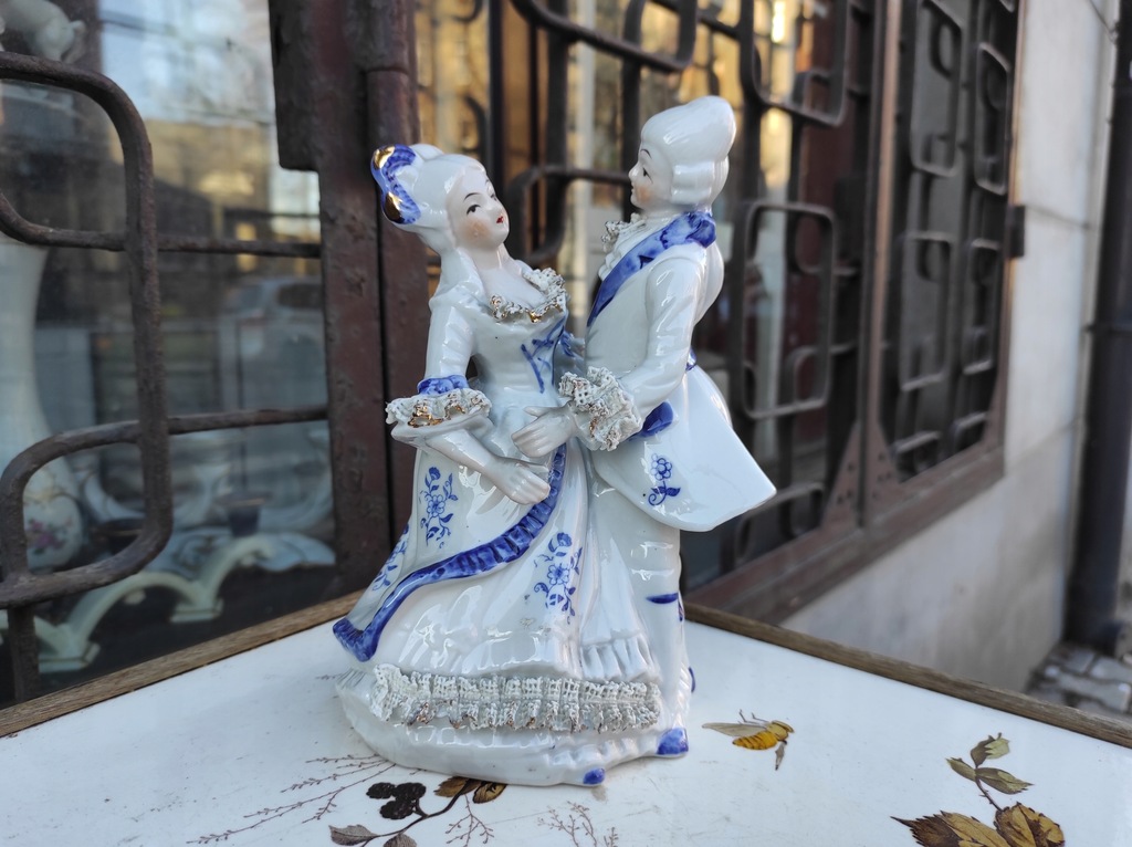 Stara porcelanowa figurka tańcząca para