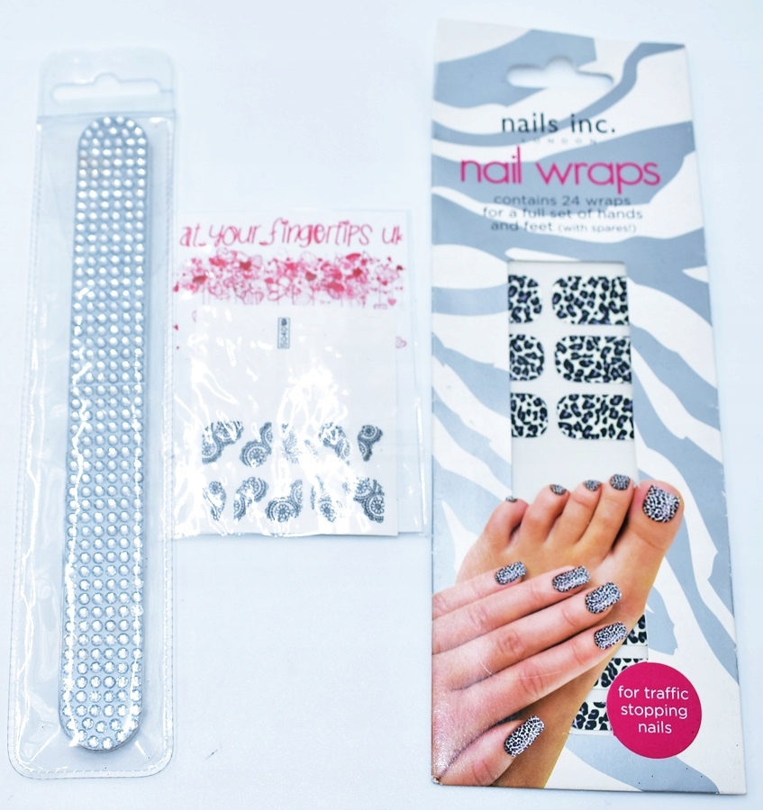 9535-6 ...NAILS INC d#k OZDOBY DO MANICURE PILNIK