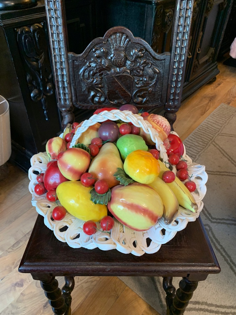 Piękna porcelana Capodimonte - duży kosz z owocami