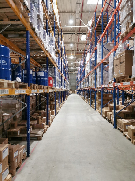Magazyny i hale, 6000 m²