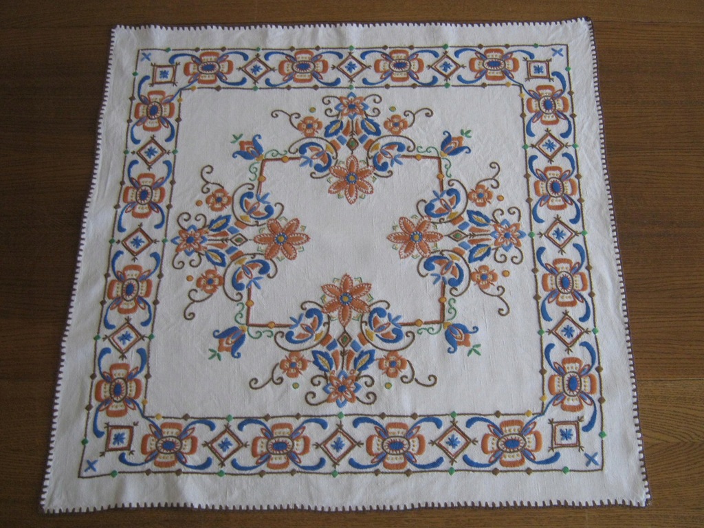 Stareńka ręcznie haftowana serweta 71x73
