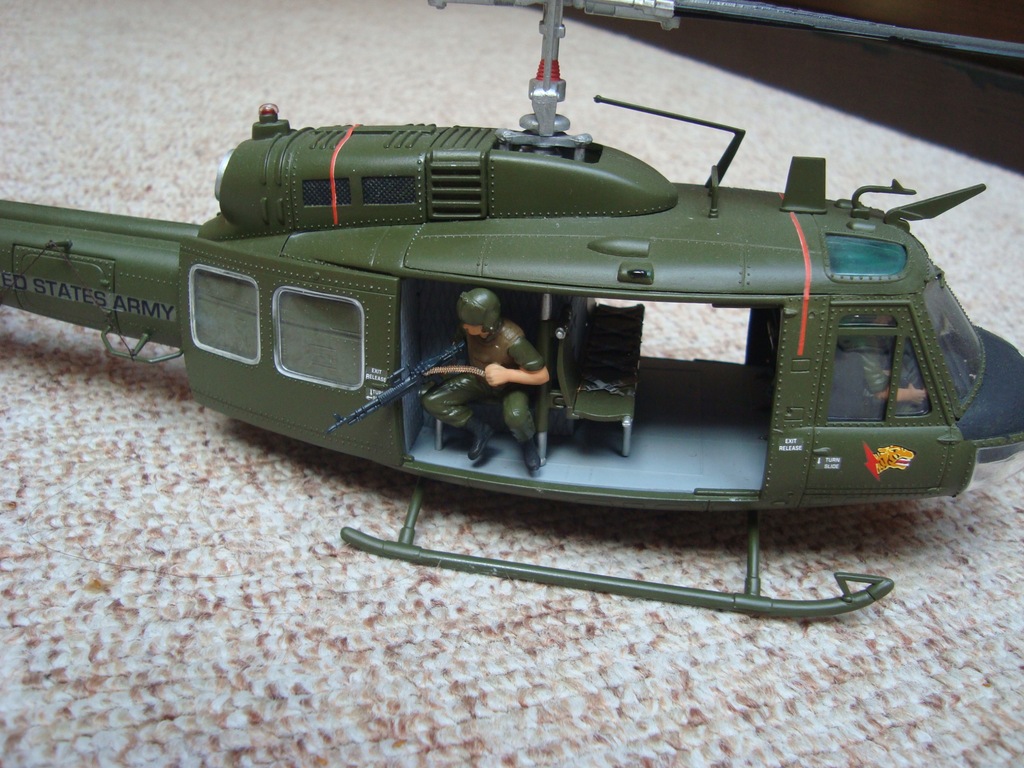 Dragon 3538 Uh-1d Huey - 1:35 - Helicopters