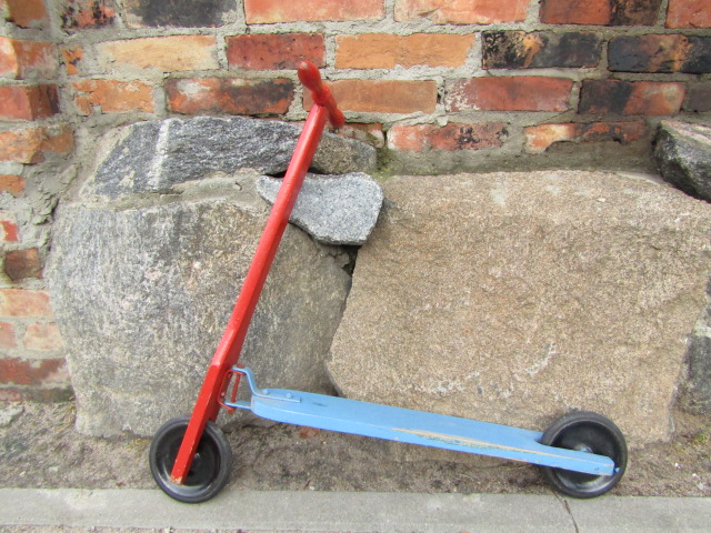 HULAJNOGA DREWNIANA STARA ZABAWKA eksponat OZDOBA POKOJU MIESZKANIA.