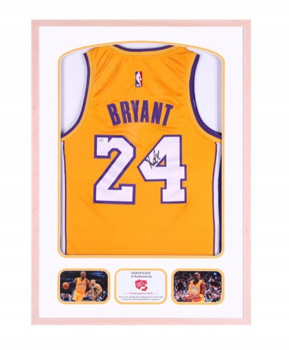 Kobe Bryant - koszulka z autografem w ramie.