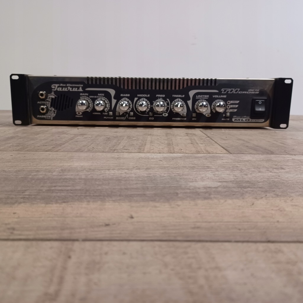 Taurus TH Cross hybrydowy wzmacniacz basowy head 750W