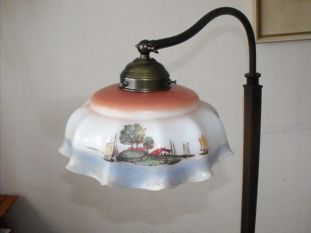 Lampa podłogowa z ruchomym ramieniem