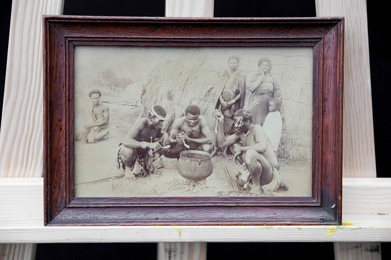 Grafika przedstawiająca czarnoskóre plemię w ramie