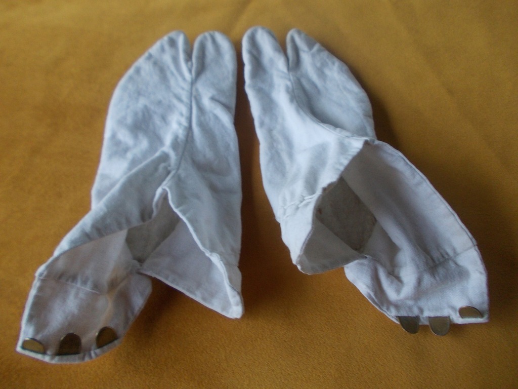 OCHRANIACZE muzealne pantofle płócienne 22 cm z zapięciem mosiężnym