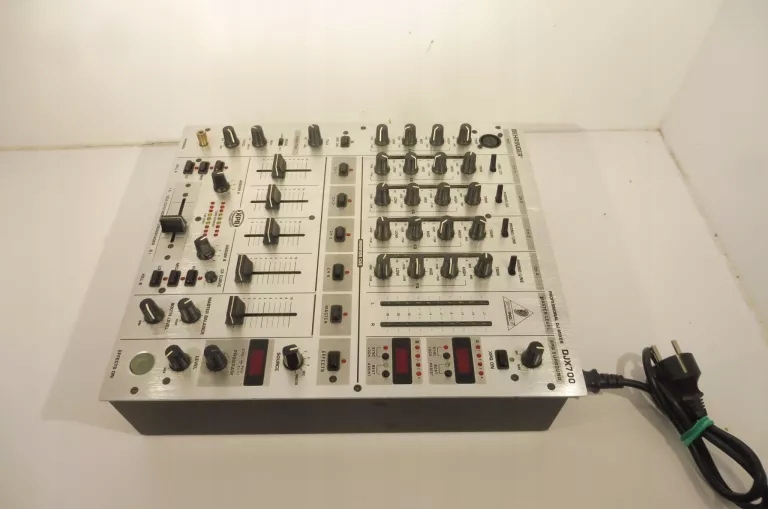 MIKSER BEHRINGER DJX700
