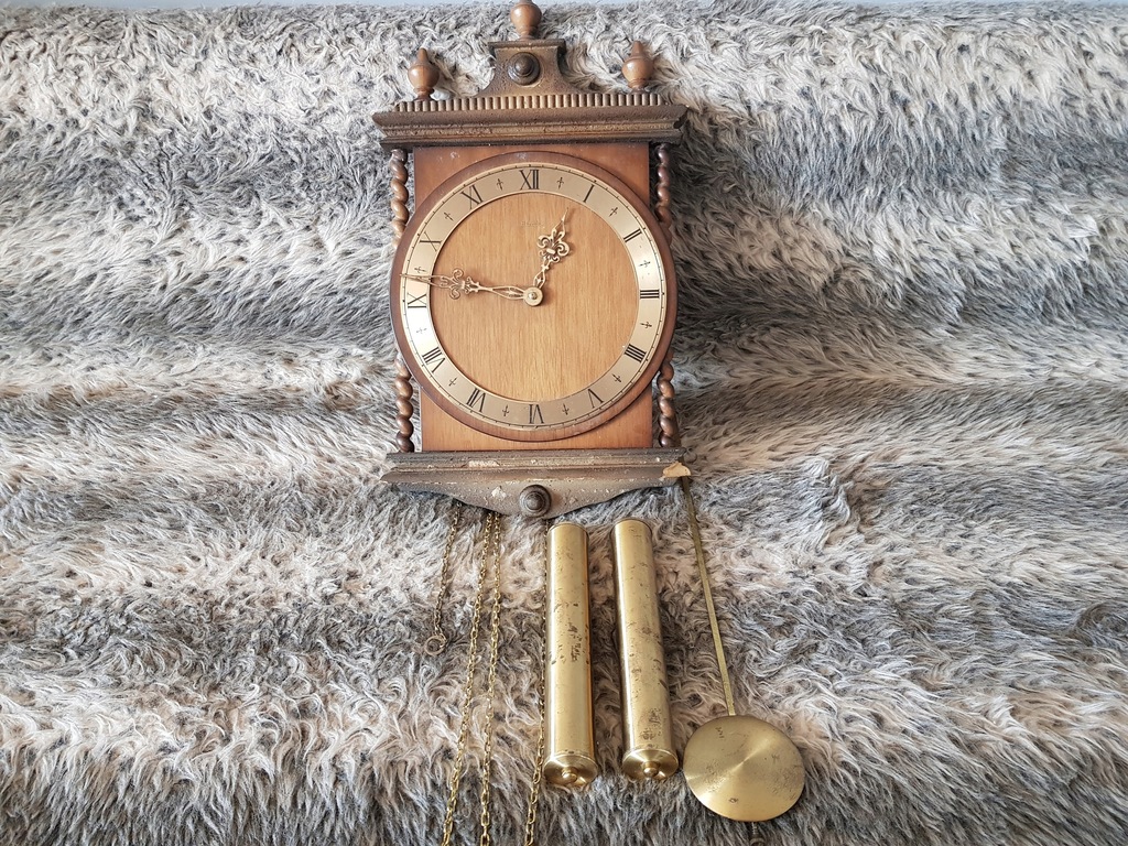 Stary wiszący zabytkowy zegar HERMLE