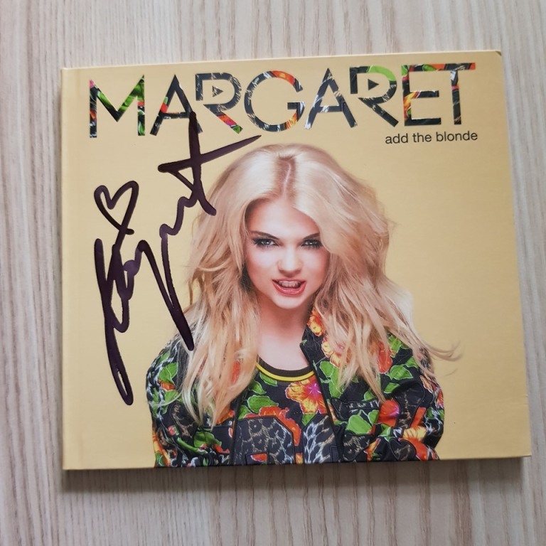 Margaret "Add the blonde” z autografem
