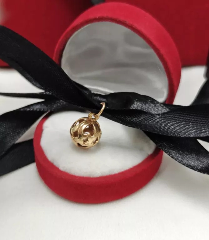 ZŁOTA ZAWIESZKA AŻUROWA KULKA Z SERDUSZKAMI P585 G1,88