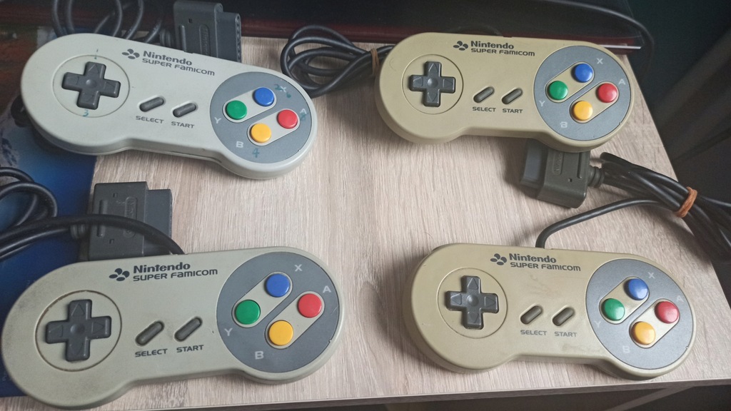 4 pady Super Famicom Nintendo SNES kontrolery