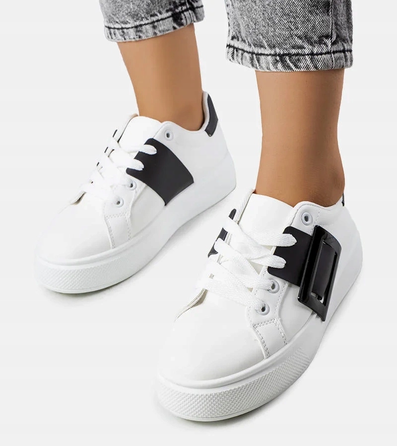Białe sneakersy zdobione czarną klamerką Toni rozmiar 38