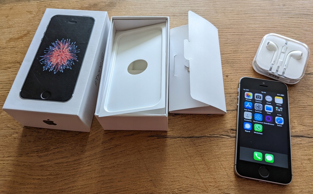 Smartfon Apple iPhone SE (2016) 2 GB / 64 GB szary