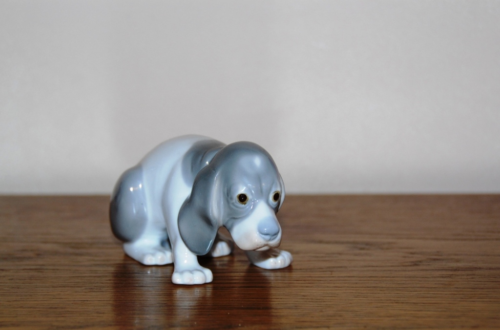 Porcelanowy szary Beagle.