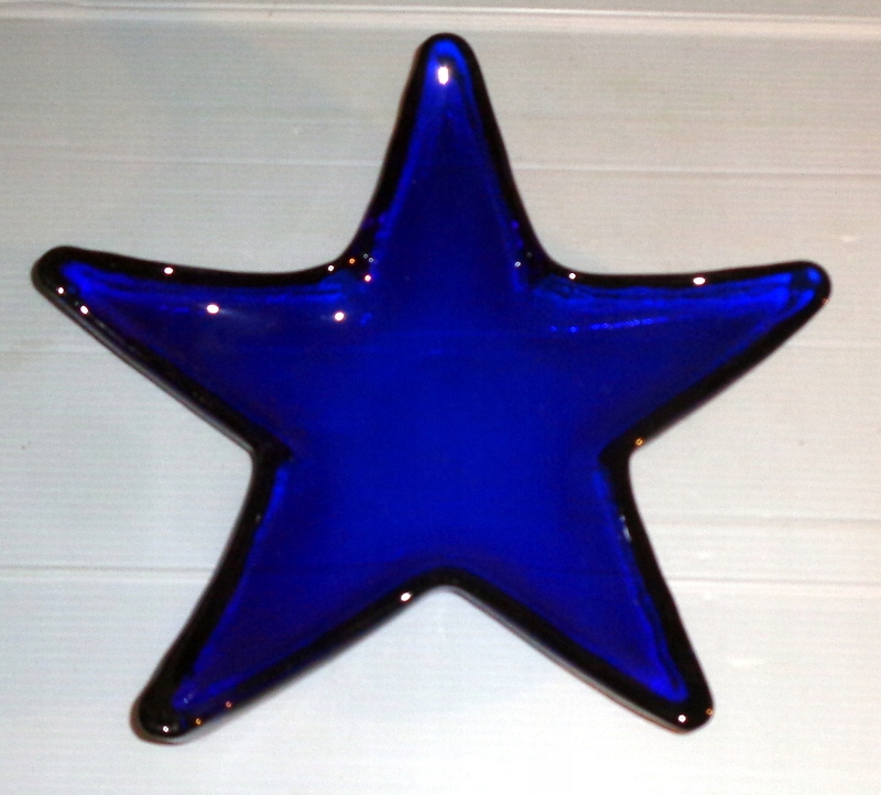 Niebieska patera w kształcie rozgwiazdy.